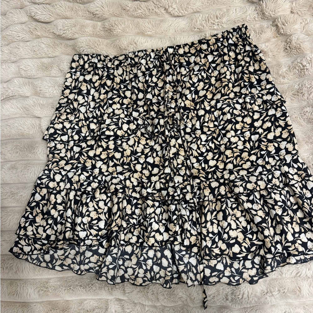 Who What Wear Black and Cream Floral Mini Skirt